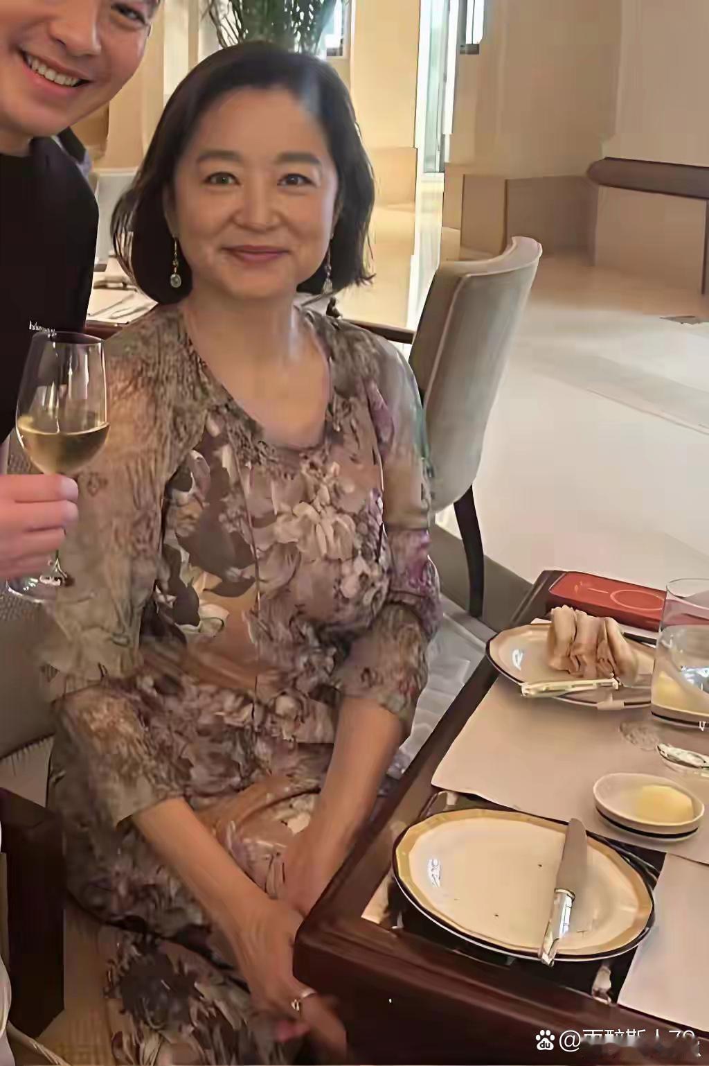 70岁林青霞香港酒店下午茶被偶遇！一身装扮尽显雍容华贵，气质丝毫未减，紧致的身材