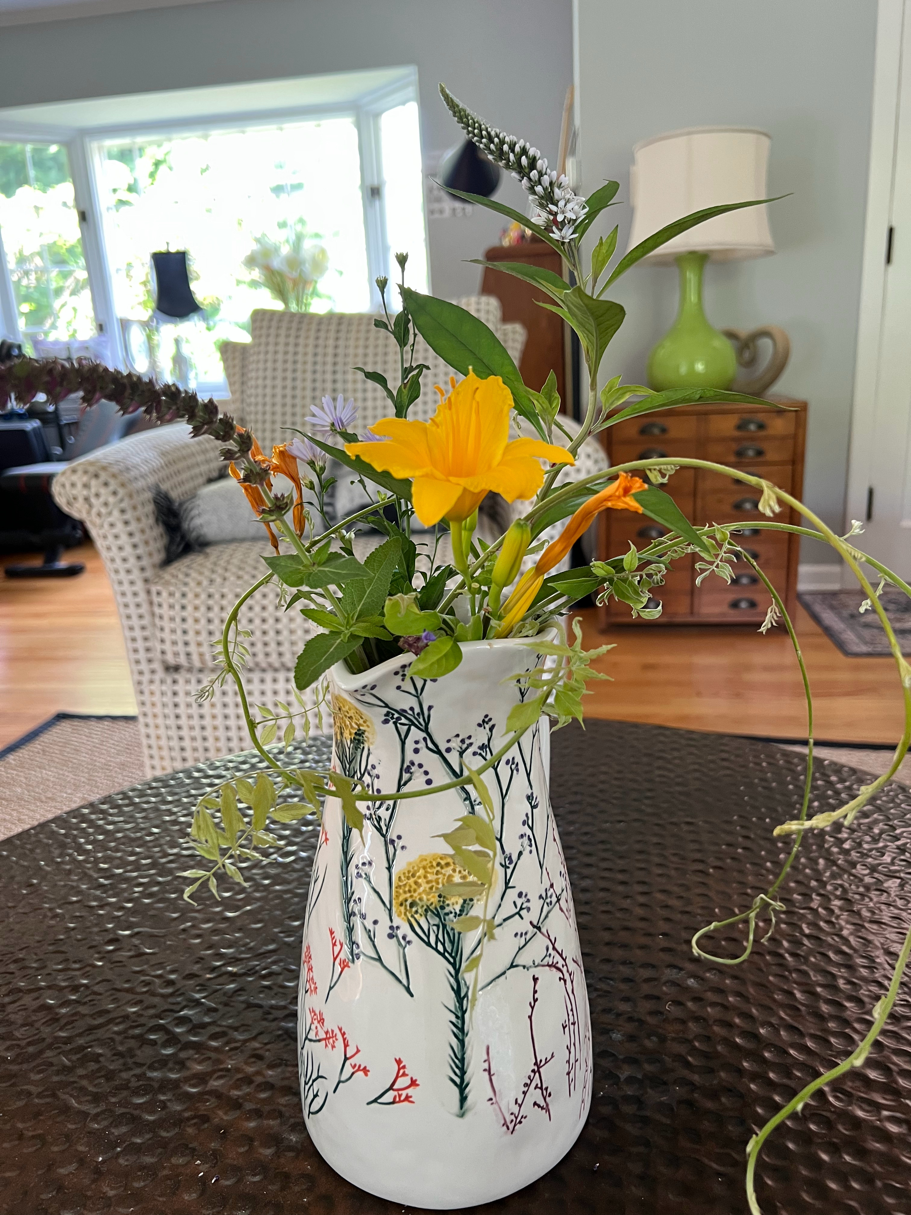 随手摘了几朵院子里的花 