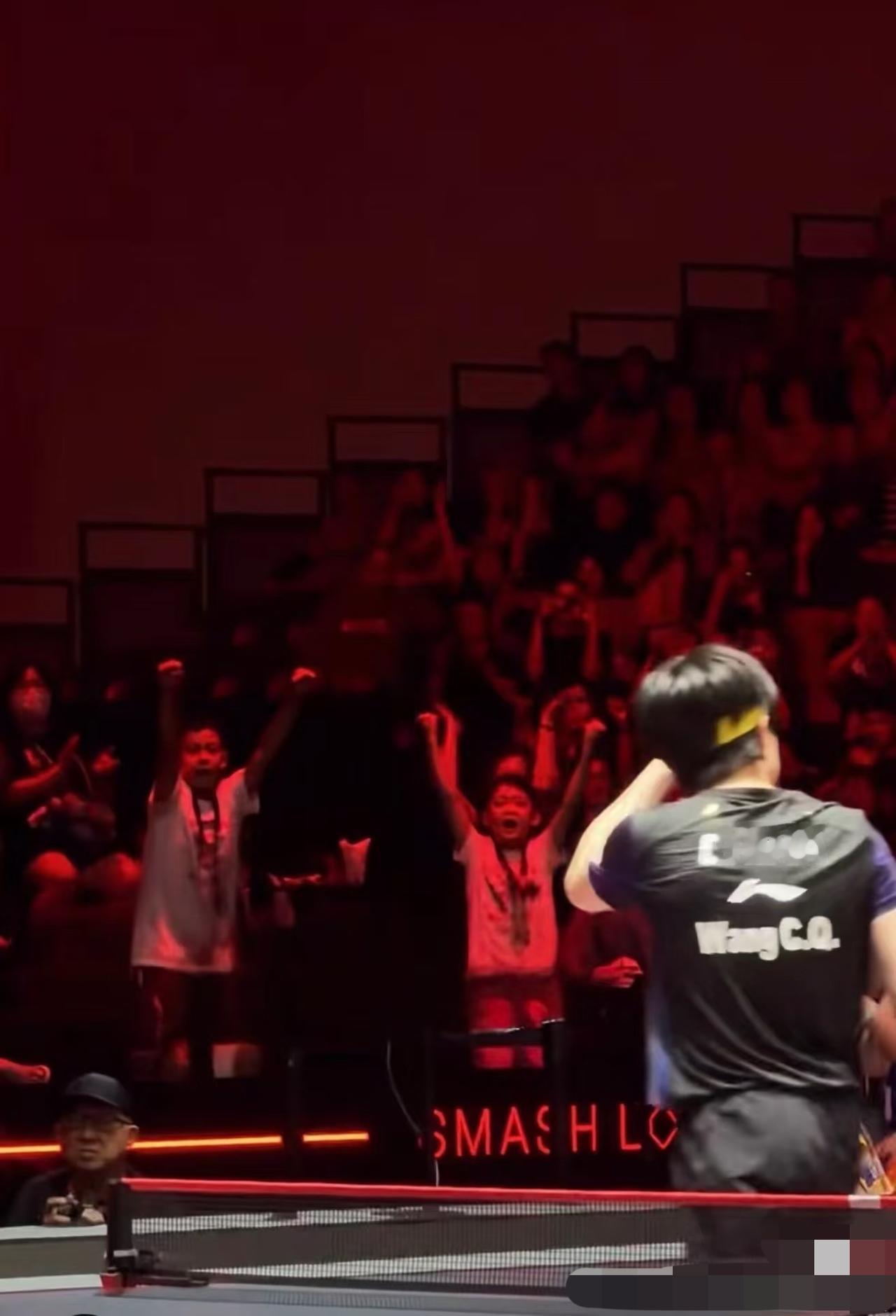 王楚钦3:1林德获胜时刻——王皓的两个儿子振臂高呼！
新加坡大满贯王楚钦打林德