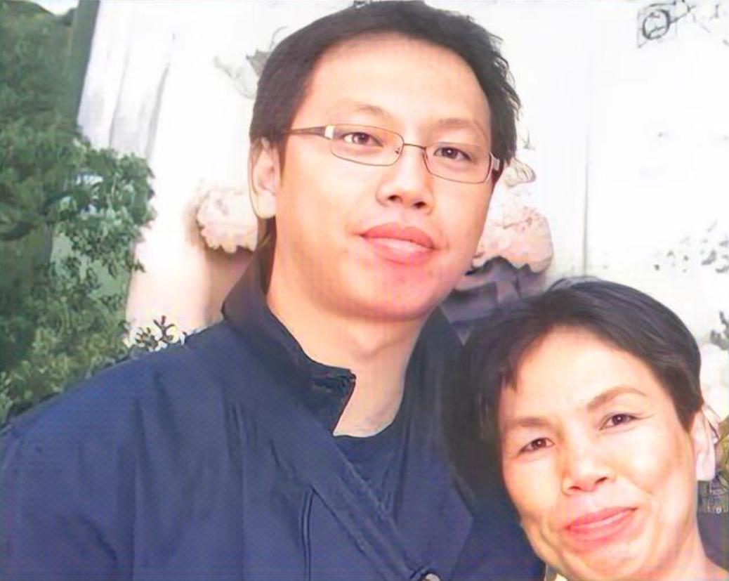 她曾是千万女老板。被丈夫坑惨欠200万。2003年，她在雨夜的车库里发现一个16