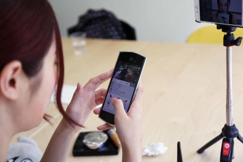 现在网络上“女主播”主动跟“榜一大哥”谈恋爱，再要求支持 PK 赛的事儿还真不少