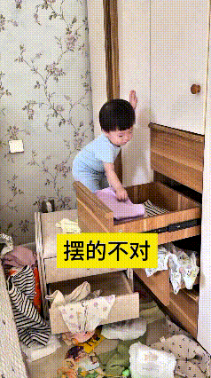 看到这个视频，瞅瞅这小祖宗，一个人在家直接开启“扫荡模式”，把抽屉里的衣裳全掏出