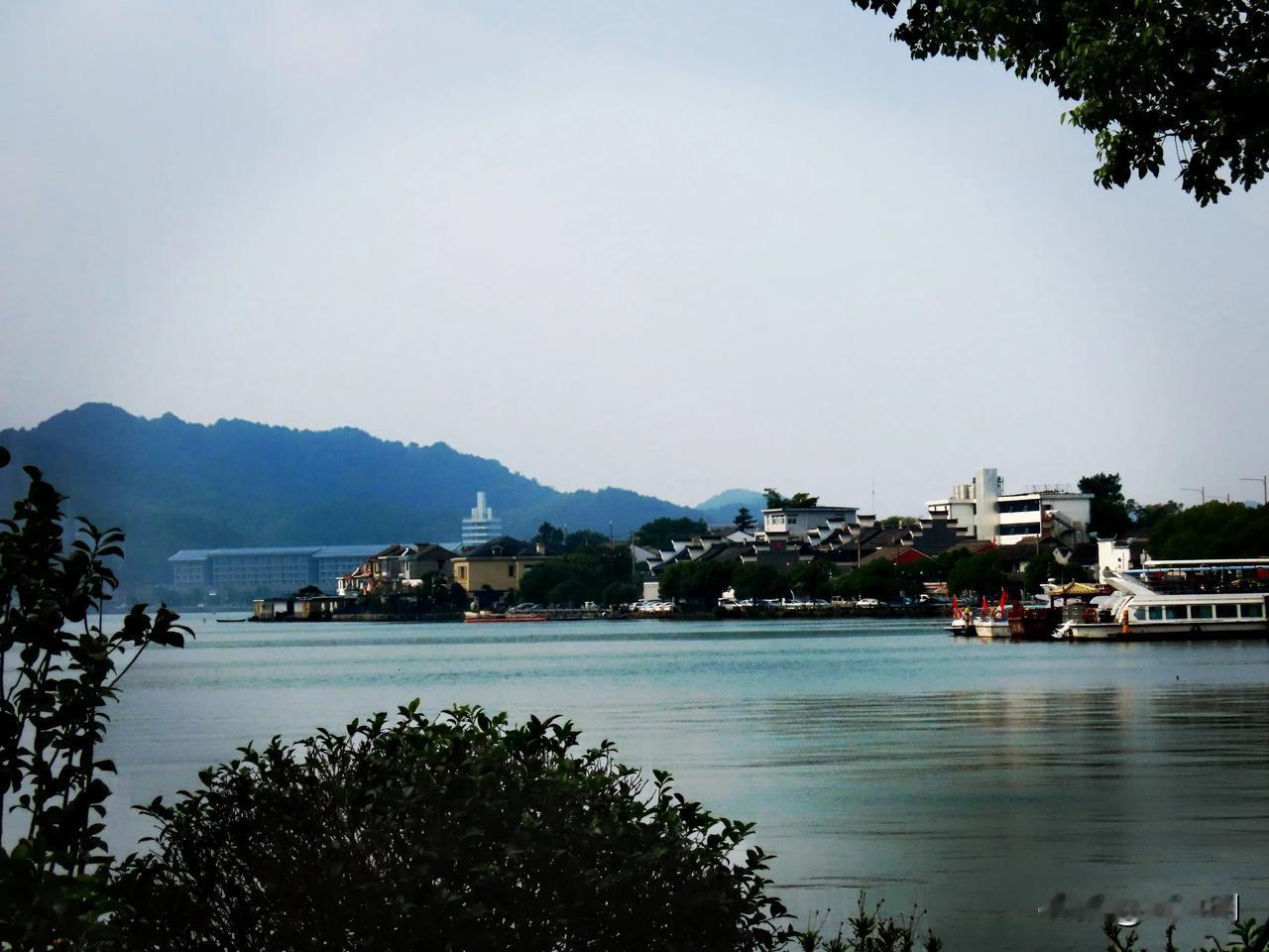 山水相映，人间仙境。
宁波东钱湖