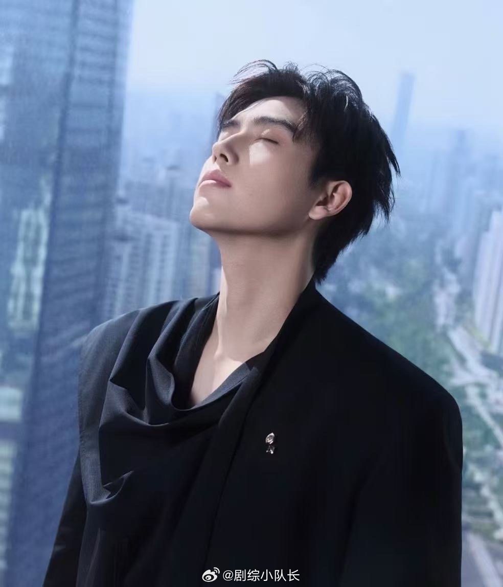 陈飞宇一条发带用了8年 八年不换一条发带，确实让人好奇。是懒得换，还是舍不得换？