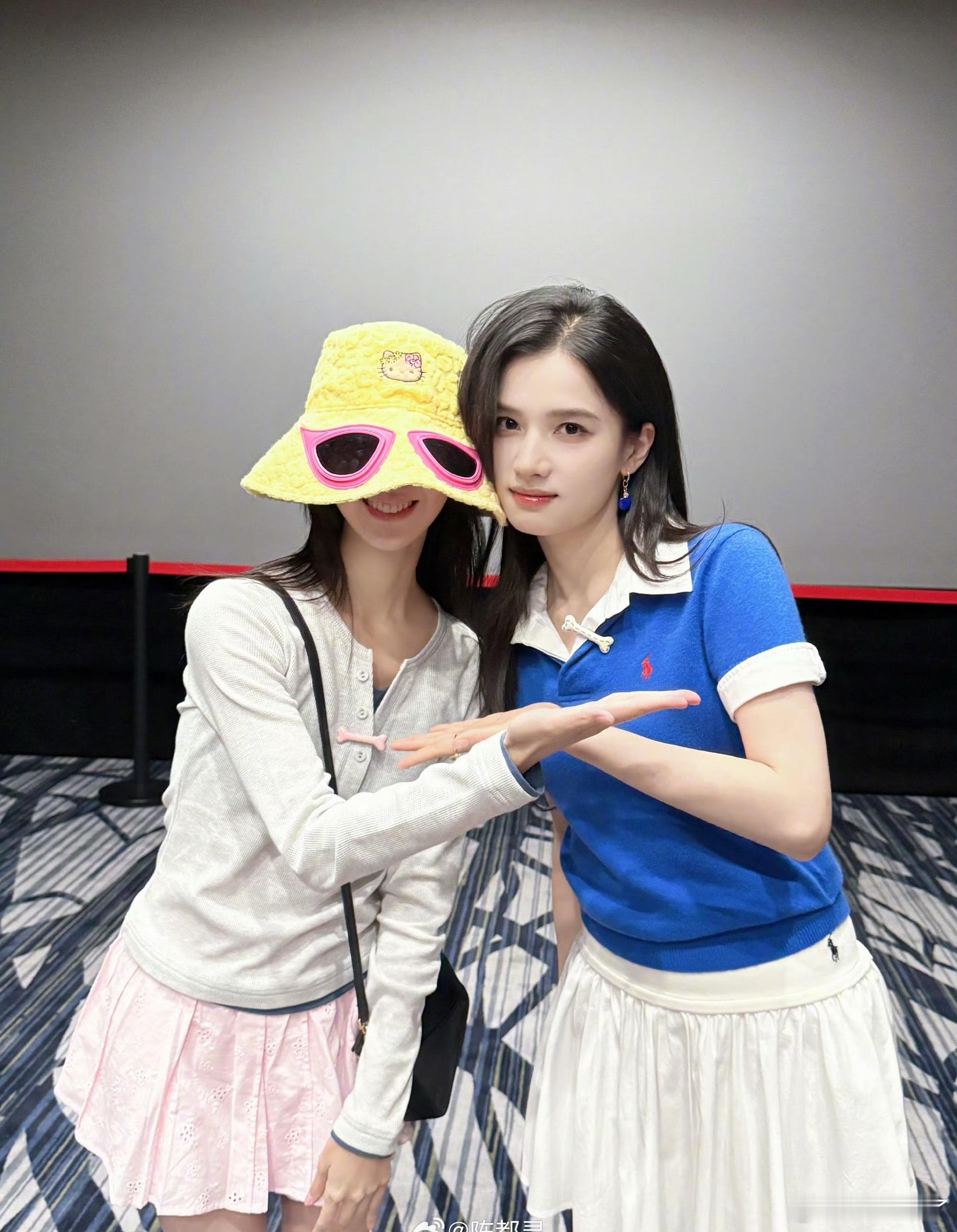 陈都灵喊张婧仪公主两位女宝好都是美丽可爱的小公主！