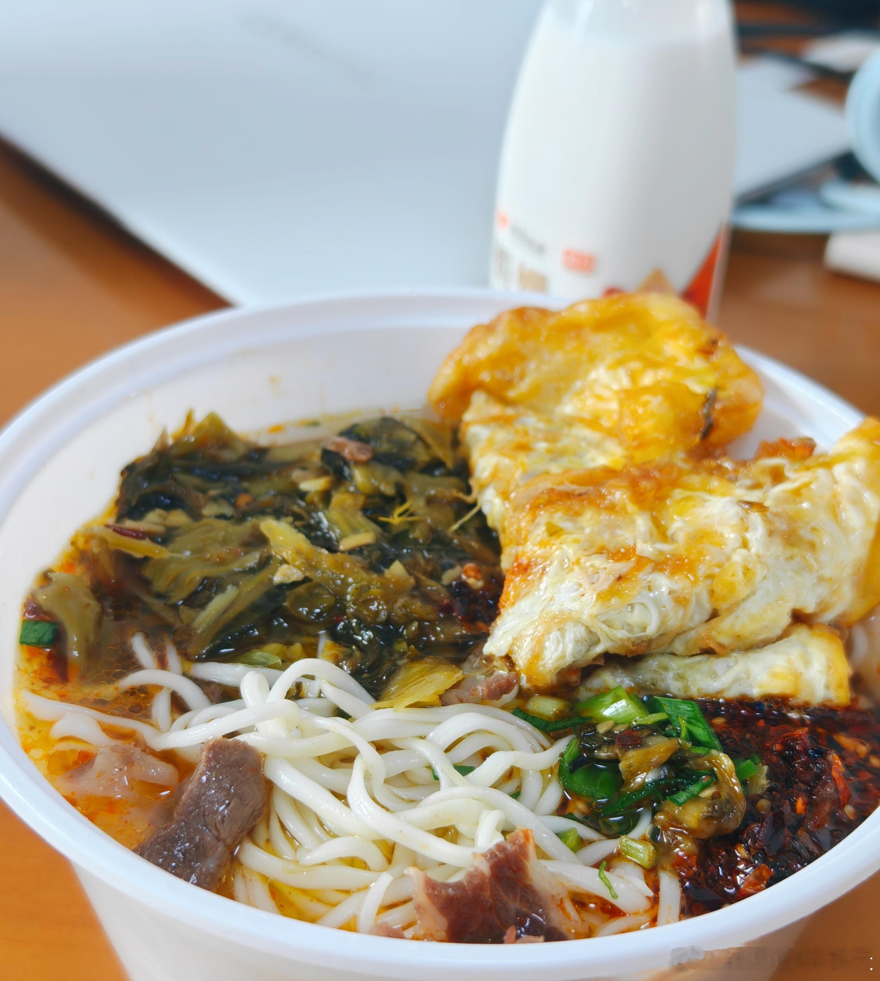 今天中午吃啥？老坛酸菜牛肉拉面。 虽然不是碱水面，但这家的白面很劲道，配上酸菜和