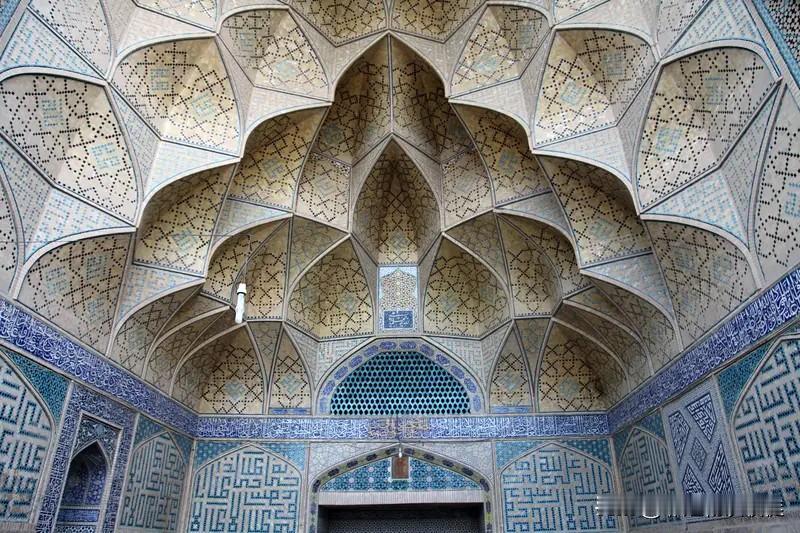 美国对伊朗的政策短期内难以有实质性调整。2026年2月6日，双方于阿曼重启间接谈