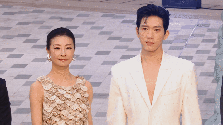 井柏然不愧是贵公子 名利场里游刃有余，真的被井柏然狠狠拿捏。一身白西装干净又矜贵