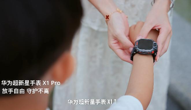 当孩子拥有TF五代还是用电话手表的年纪同款电话手表，那是他与 TF 五代的默契暗