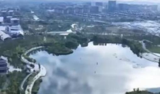 9 年前，中国投入了 5100 亿，建设了一个面积相当于三个纽约市的新城，那就是