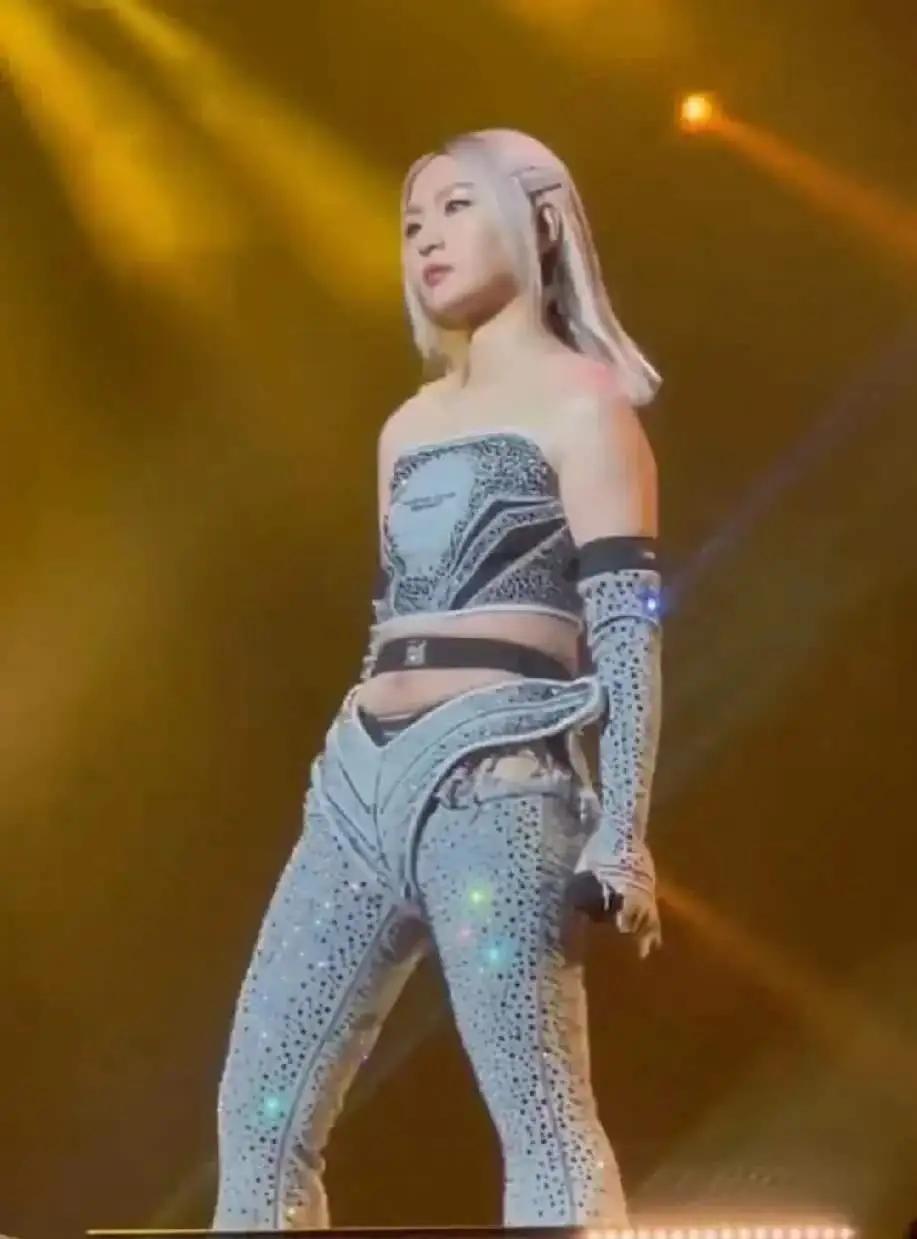 这也是一位打扮得已经认不出来的明星了。非得穿成这样吗？好看吗？