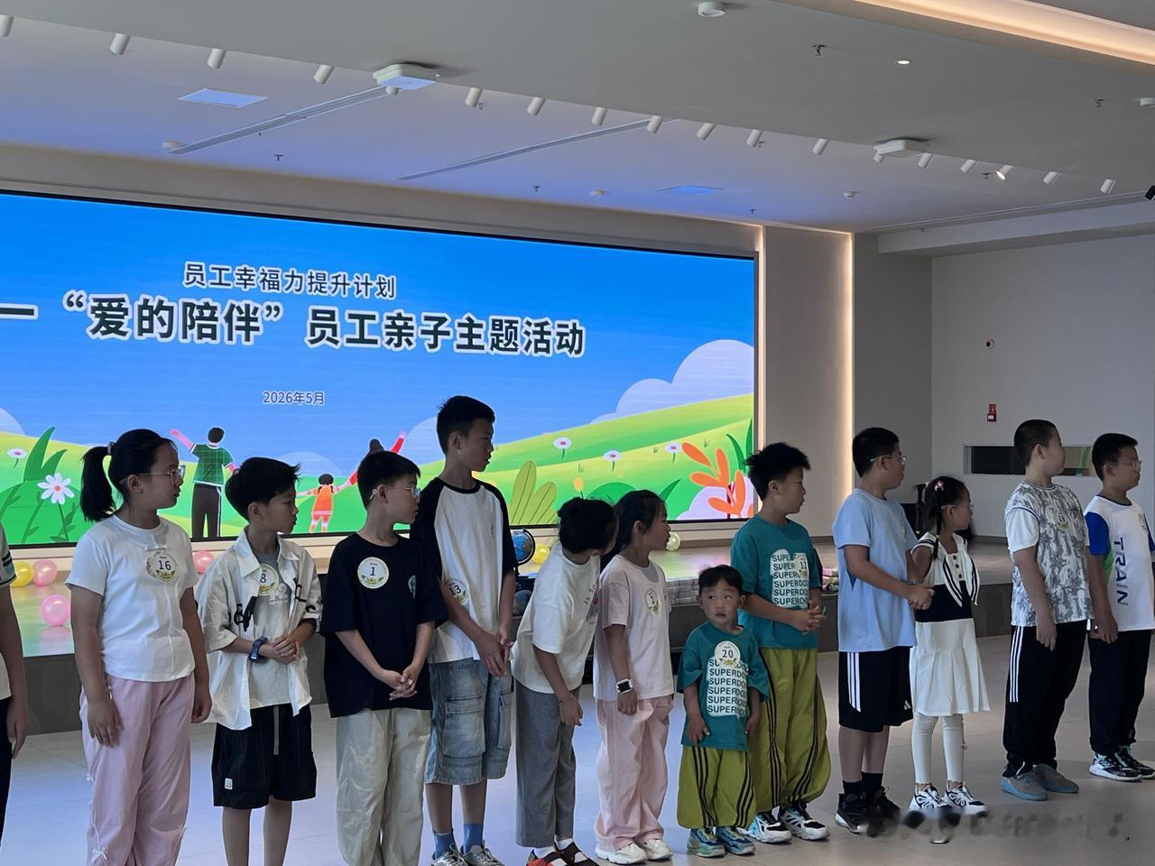 六一儿童节“爱的陪伴”滨化员工亲子主体活动在久一食品园区内举行，孩子们在寓教于乐