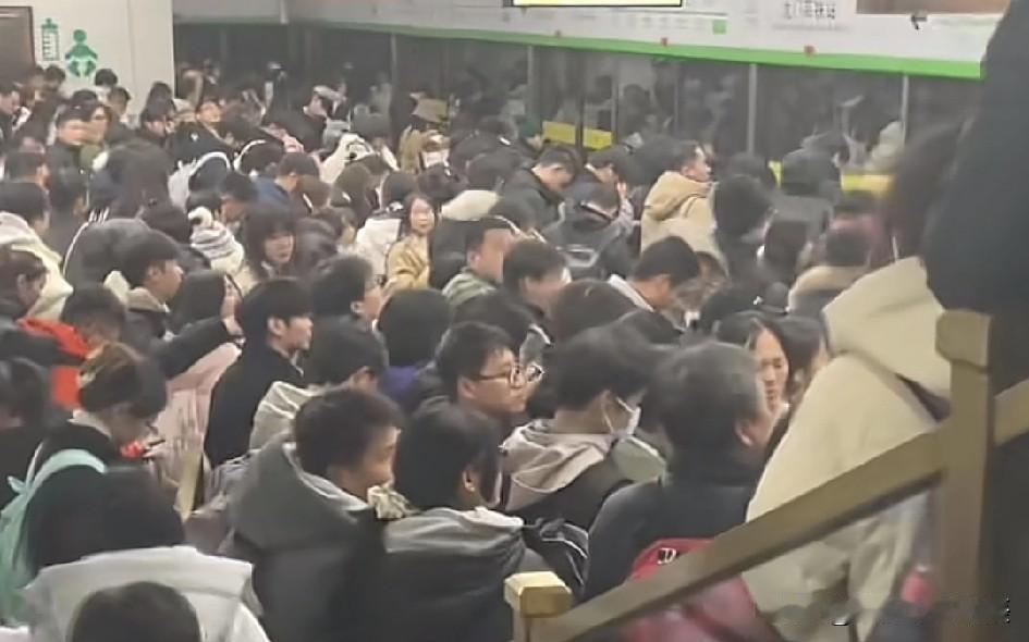 洛阳跨年显然成了新时尚新潮流了，在刚刚过去的跨年期间，洛阳被青年男女霸占了，满城