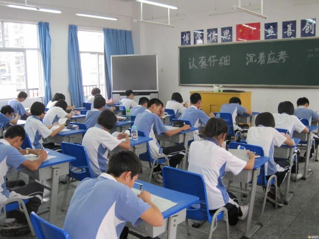 初二数学提分｜别瞎努力！这4点做好，成绩稳升不内耗
很多初二家长和学生都愁：初一