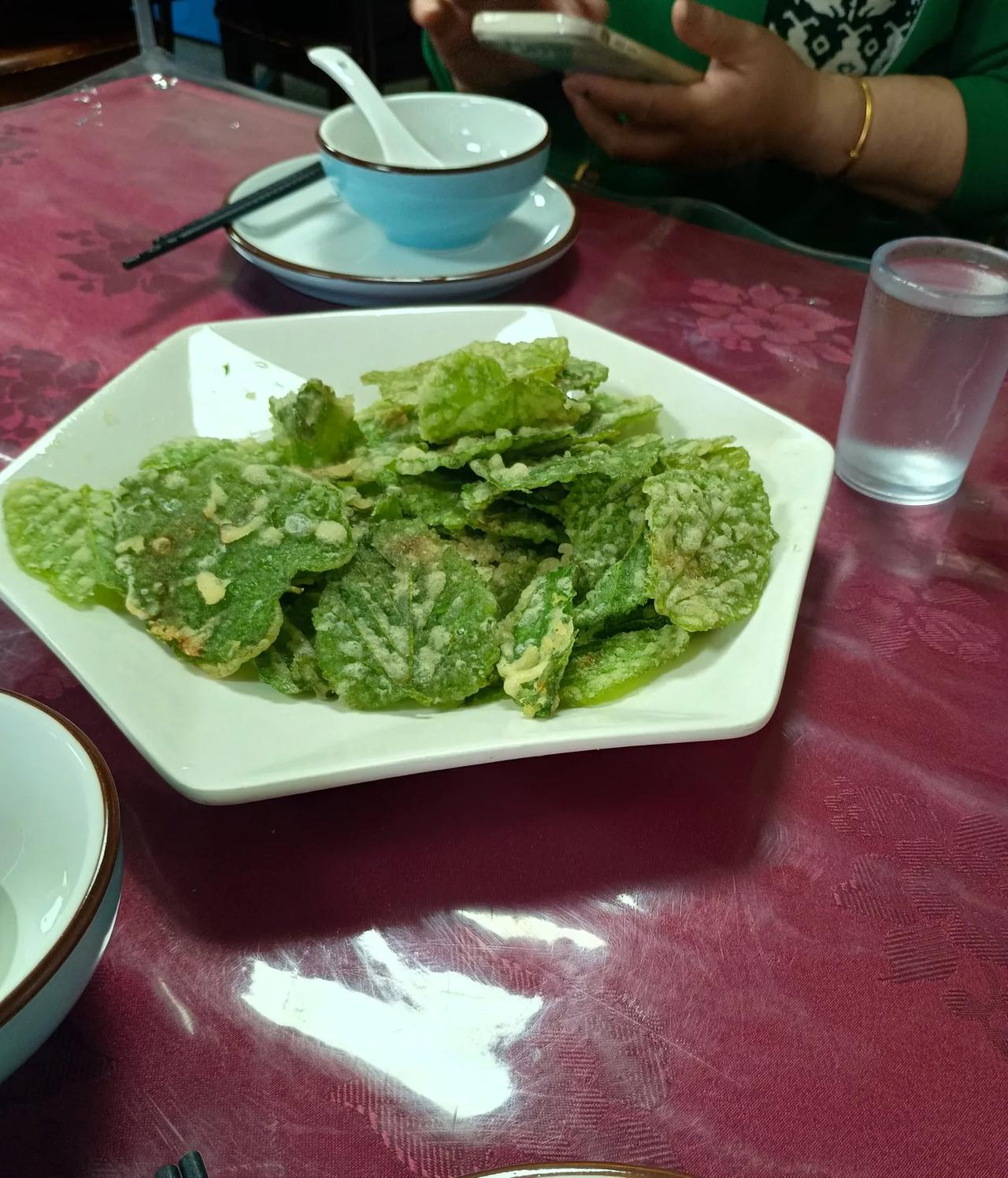 西贝和老罗预制菜之争:两个事实。
一，老罗没有光盘行动，估计没打包？
二，西贝泄