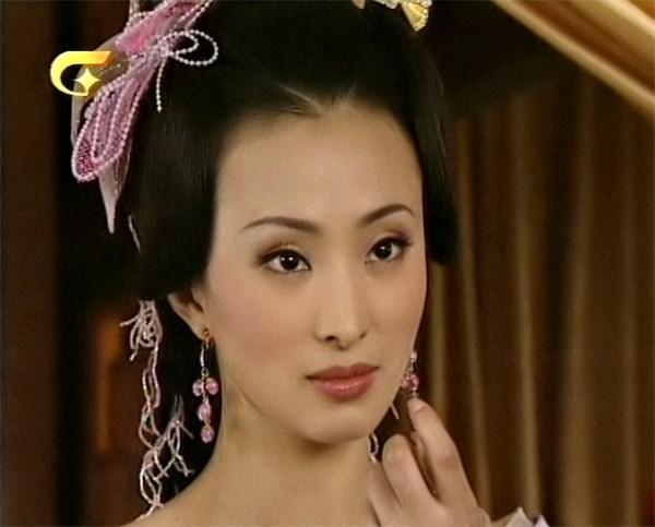 《朱元璋临终前让太监把《大明律》撕了三页——不是废法，是抽出“谋反罪”那条，蘸着