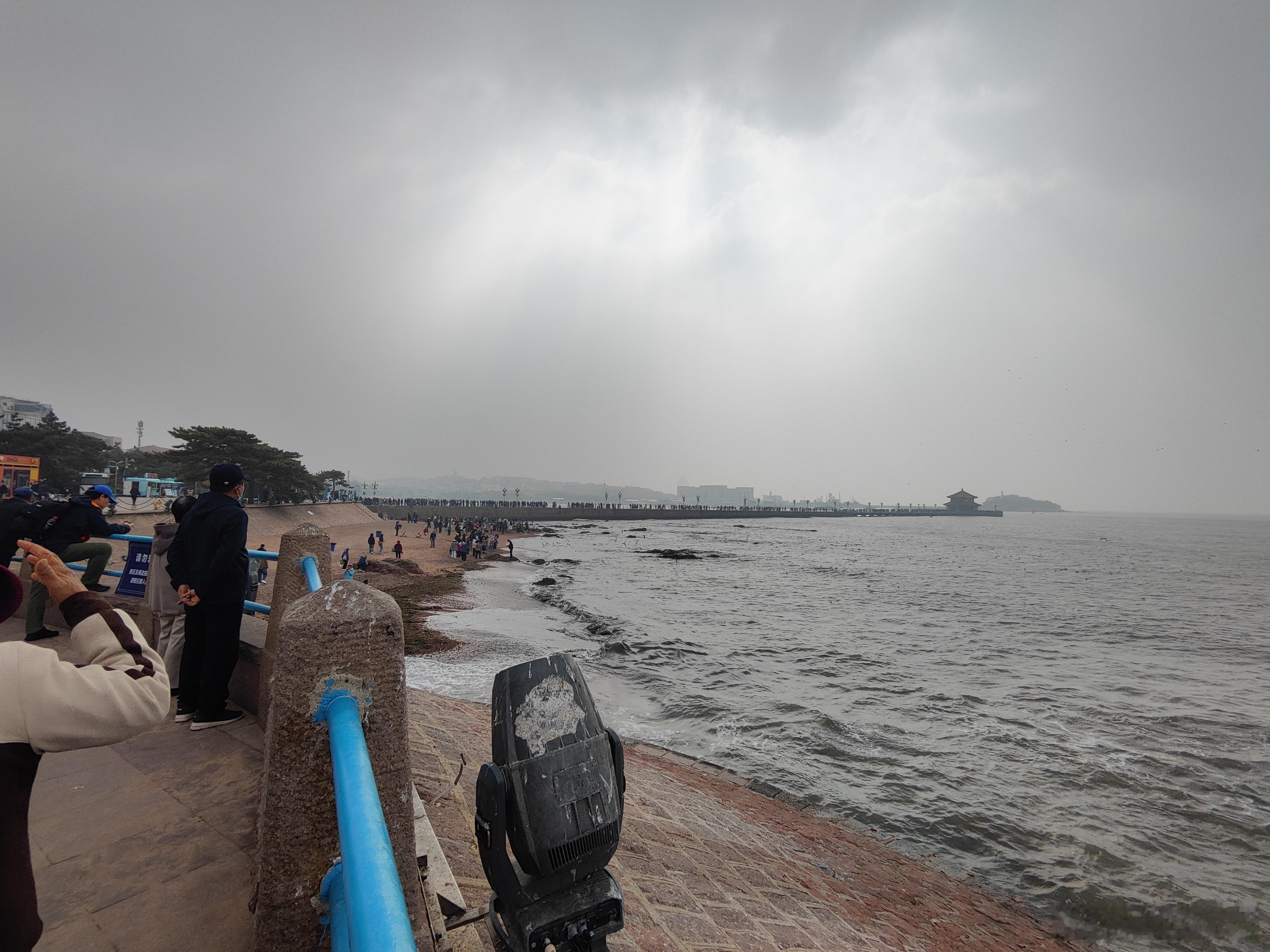 栈桥风景依旧上午辰时，栈桥上已经是游人如织，熙熙攘攘。尽管海鸥有点少了，但依然与