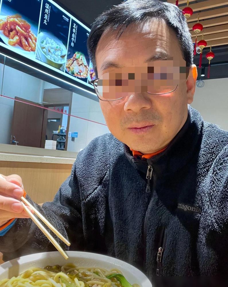 越来越多的中产返贫！44岁的大学同学，原来月薪两万出头，部门裁撤后，如今靠代驾接