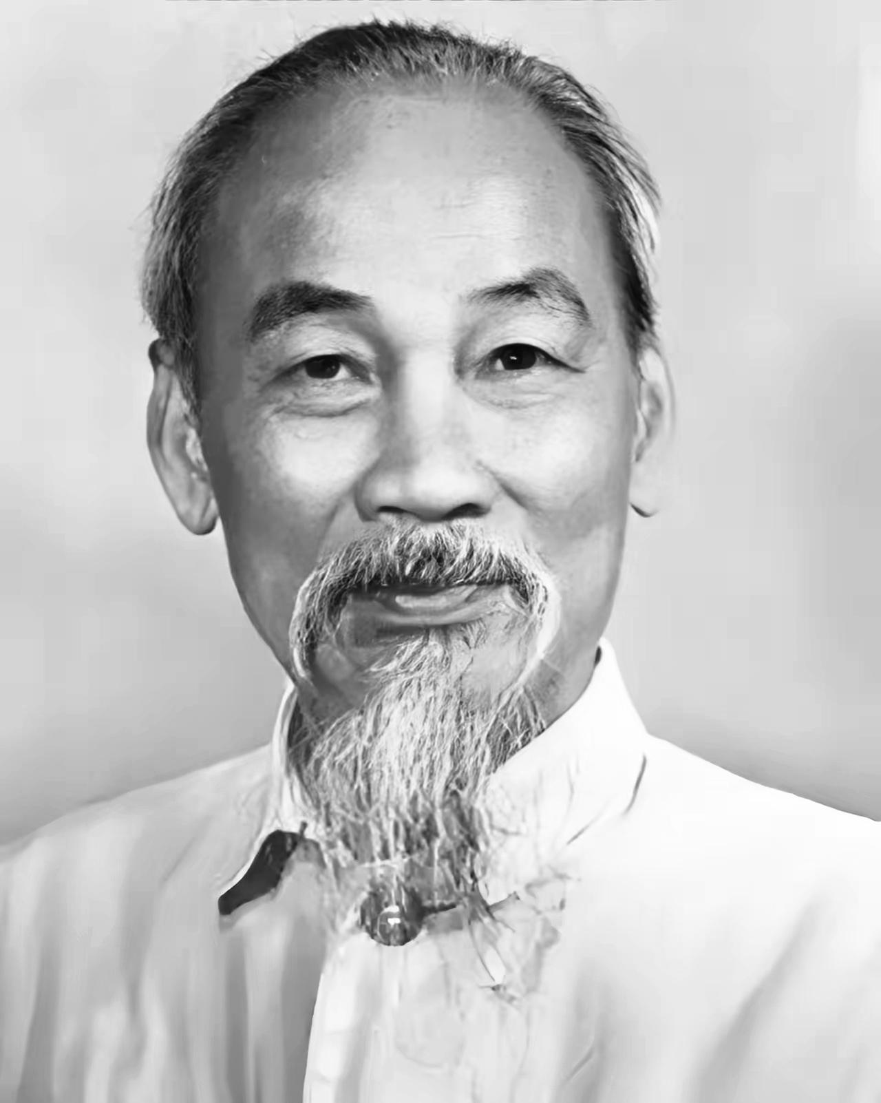 1950年开春，胡志明钻丛林摸进中国，又悄悄跑到莫斯科找斯大林要10个步兵师的装