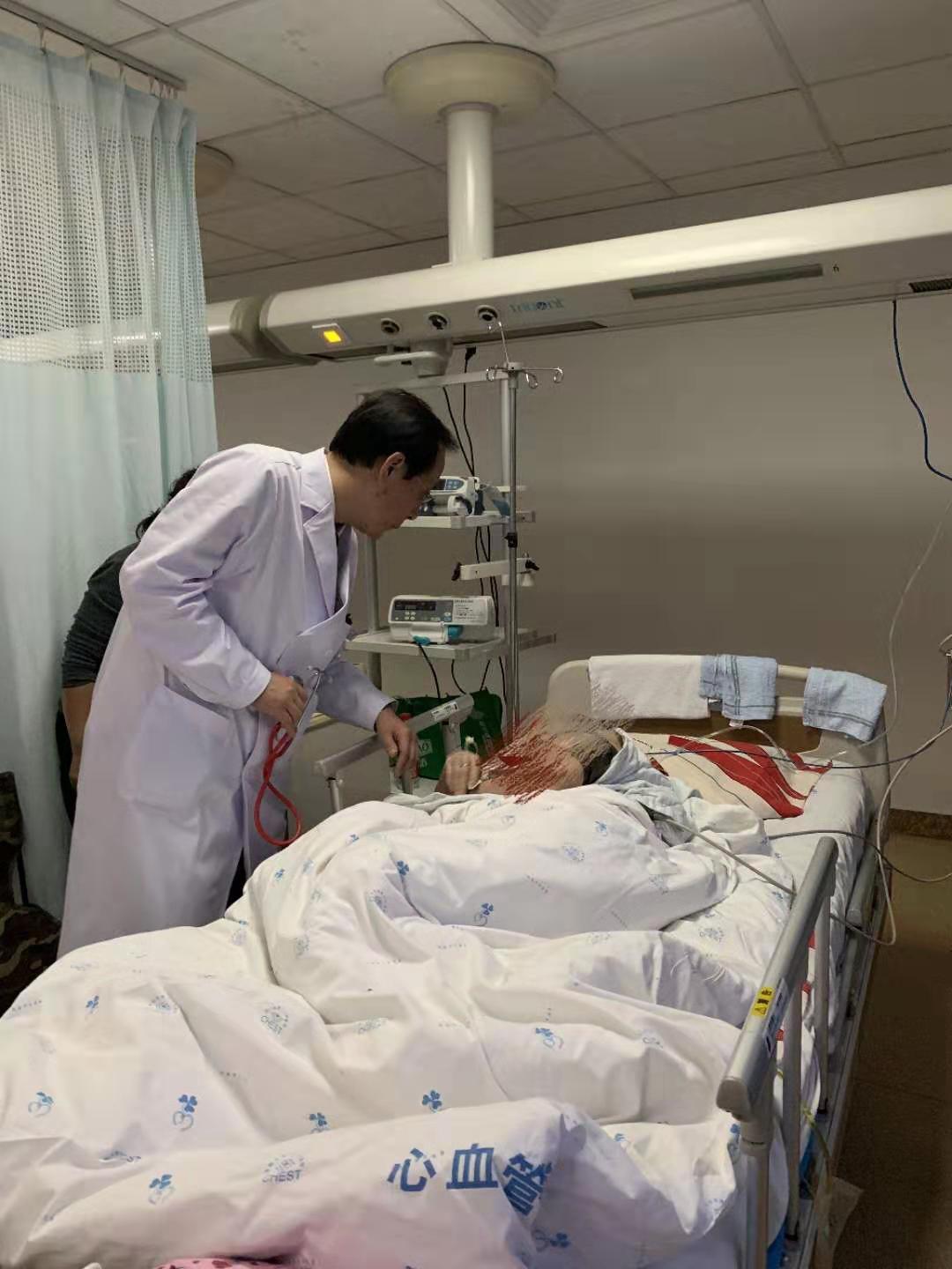 第一，我母亲现在不可以剧烈运动，他们只要一用力，心跳就会加速，喘气特别严重。
第