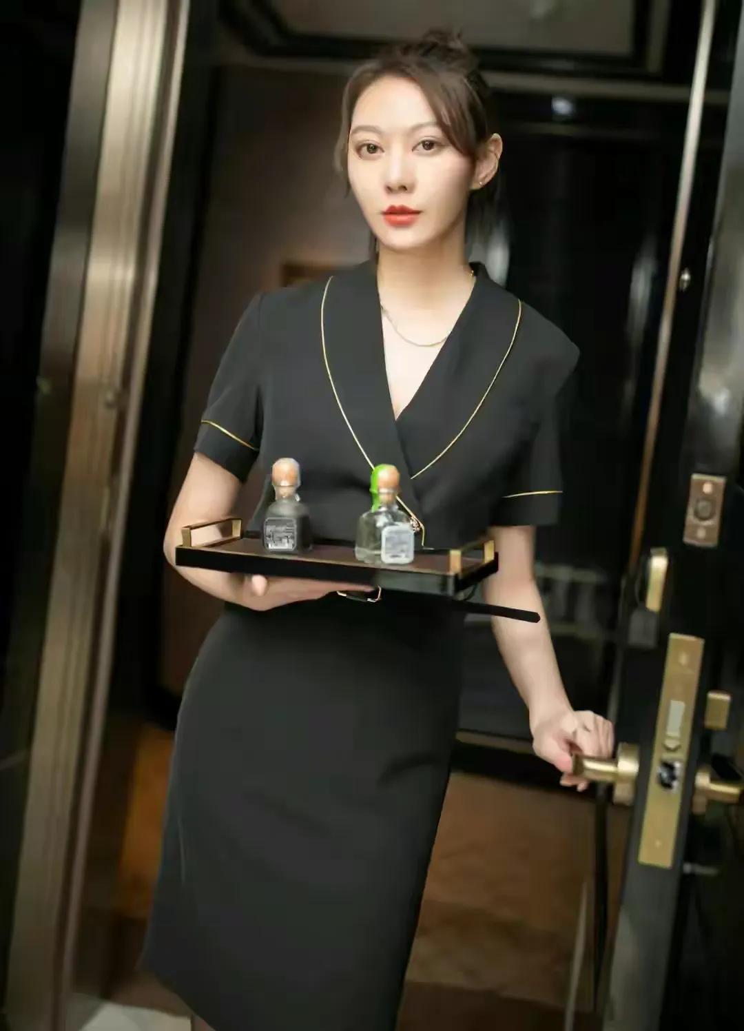最美女服务员，颜值最高，身材最好，没有之一。黑色职业装展示
