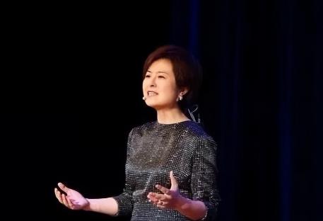53 岁这年，张泉灵坐在了鲁豫的访谈对面，褪去了昔日央视主播的严谨端庄，不再是镜