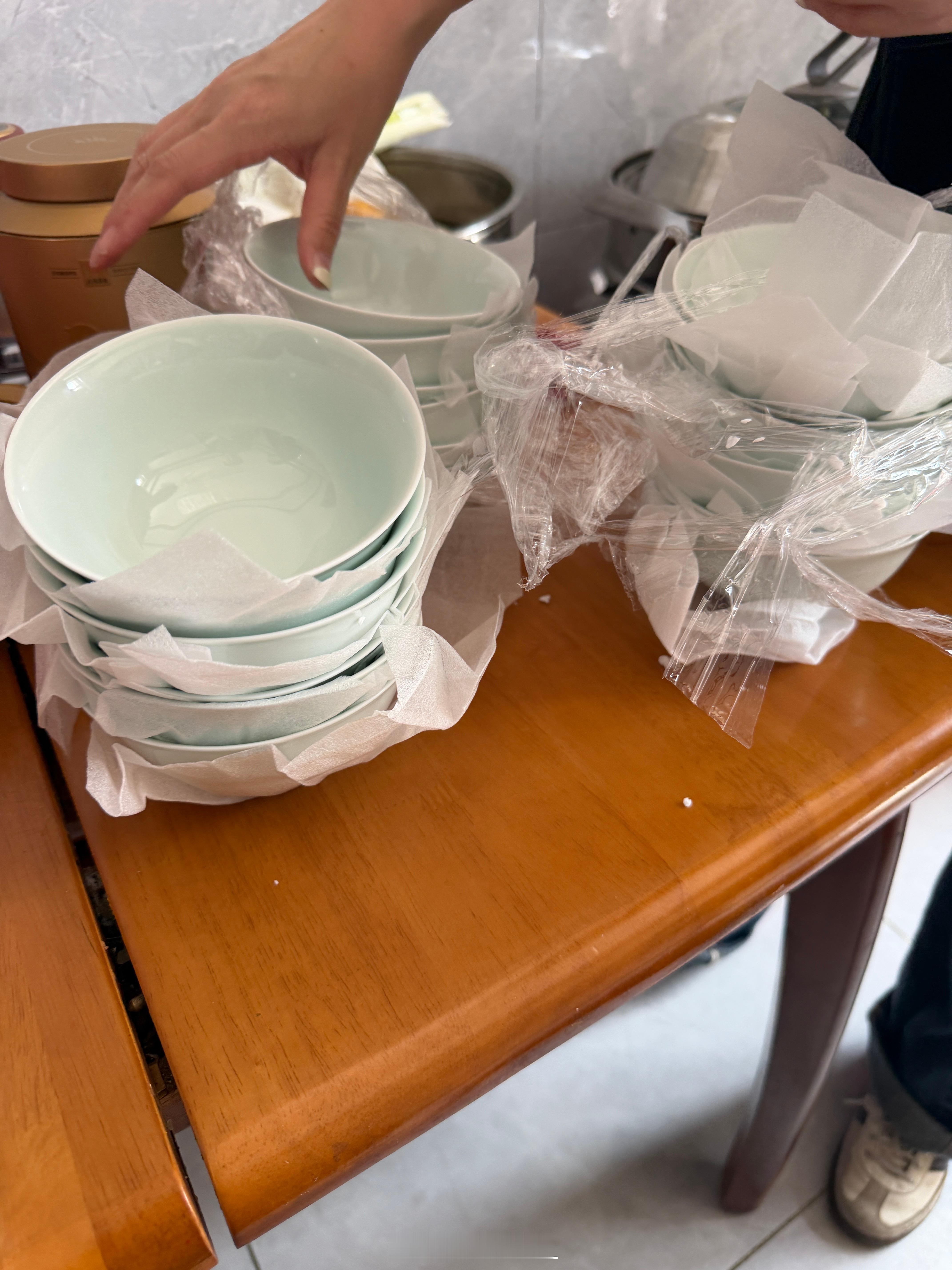 参加一个 102 岁老人葬礼，给了很多碗，第一次听说一 zhòu 碗，意思是 1