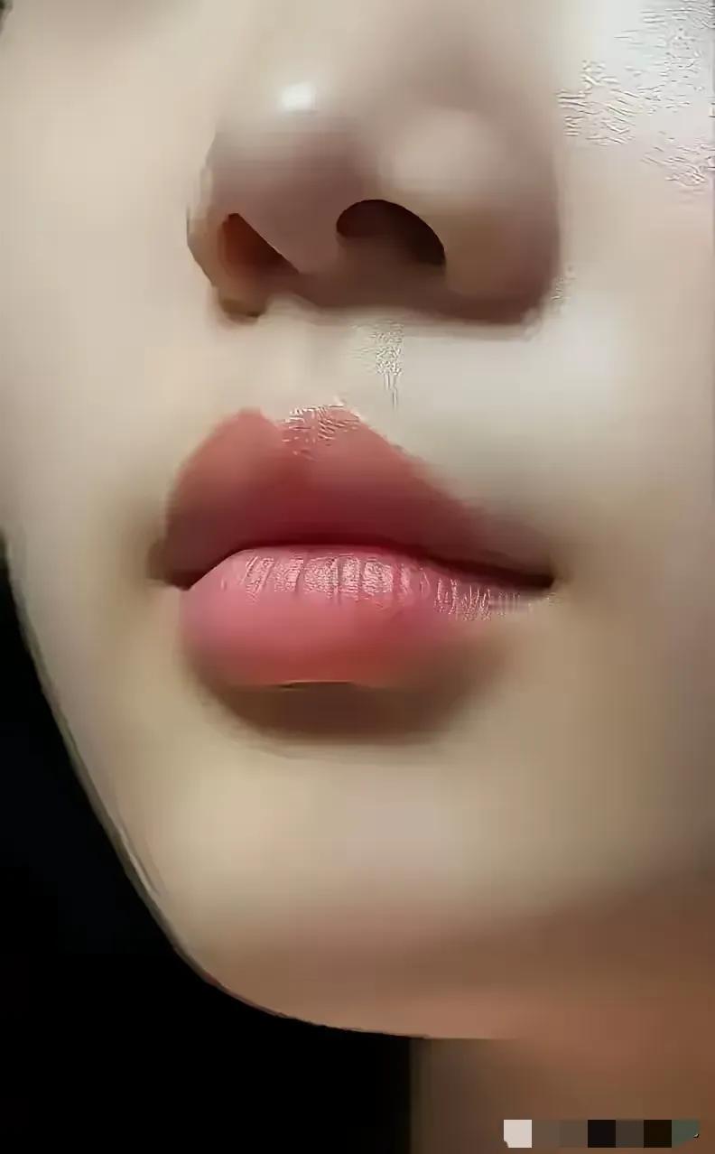 这双唇，作为女性的一部分，光是看上一眼便足以让人心跳加速。更何况对于男人们来说，