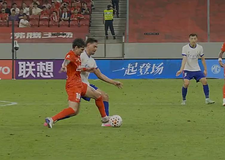 不习惯，完全不习惯！
上海海港进球，居然被VAR回溯取消掉了！！
我靠，这破天荒