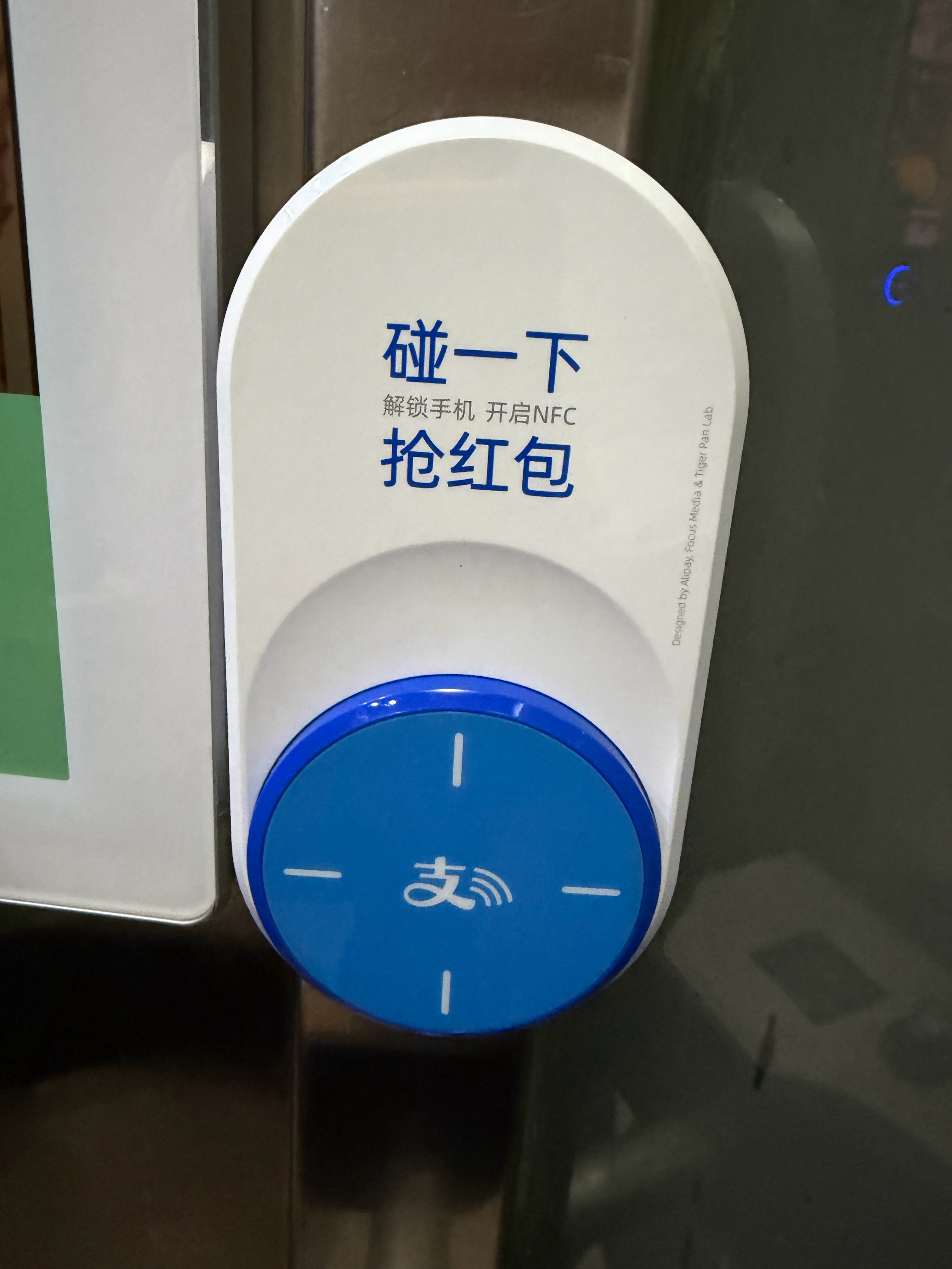 我只想知道，挂在电梯里面的这种碰一下是不是骗人的，应该没有人碰吧反正我不敢，我只