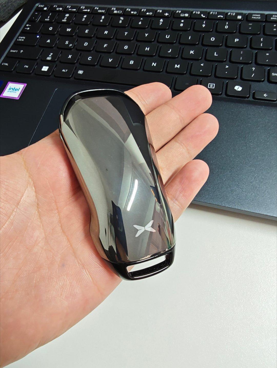 小鹏汽车的车钥匙钥匙改改模板就好了，现在这个感觉之前的包袱太重了 