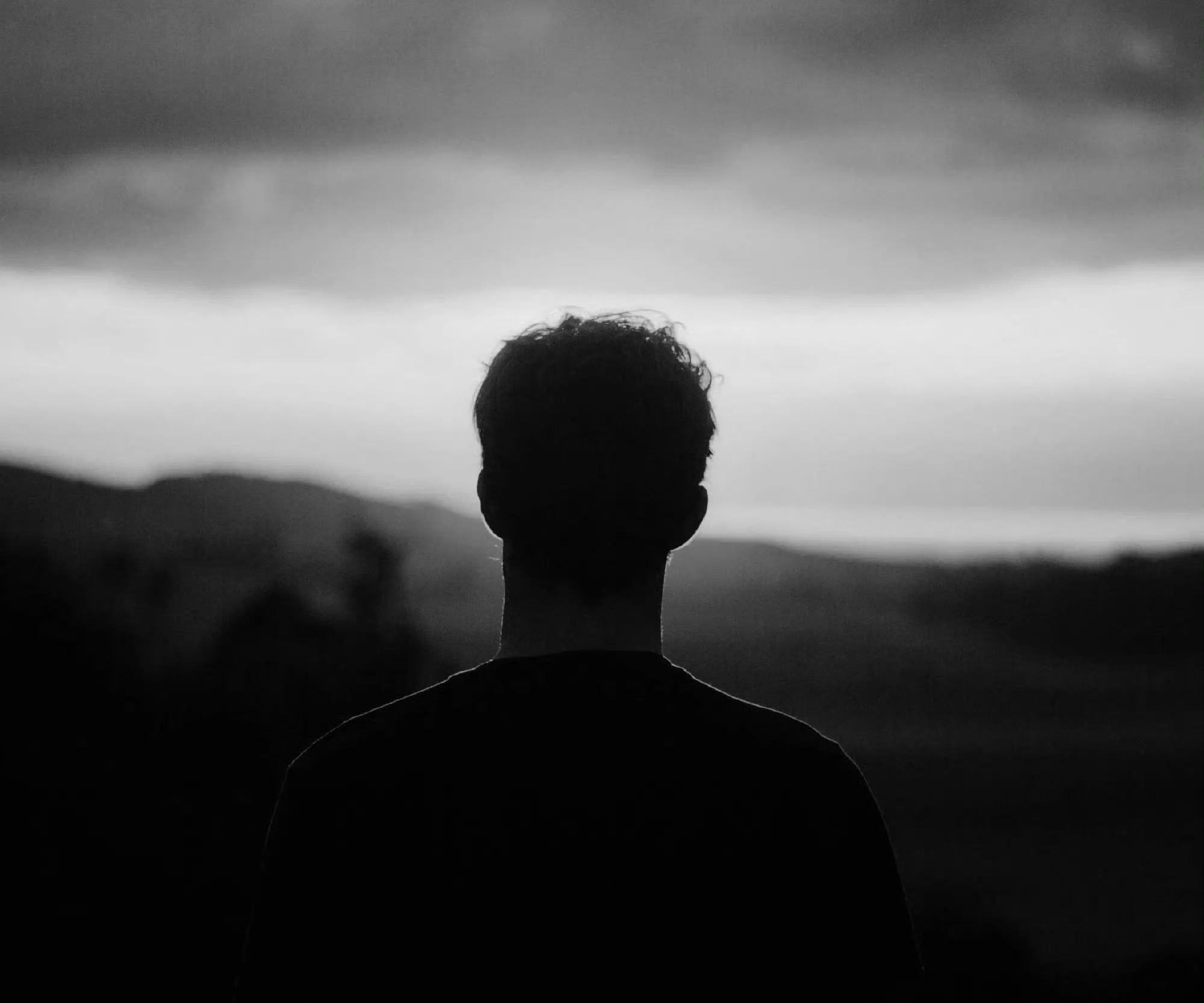 人生是痛苦的，人生是恐怖的。因此，人类是不幸的。但是，人类现在深爱着人生。那是因