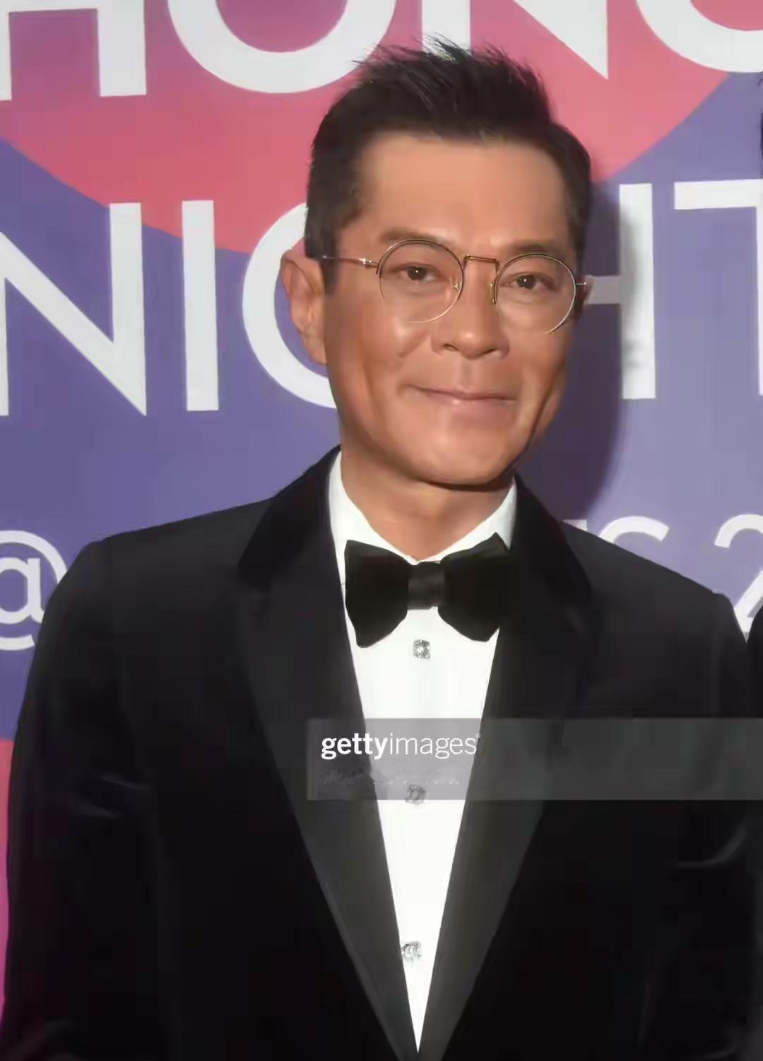 他曾经是亚洲第一帅，现在晒得像刚从海边打渔回来。
不是老了，是活明白了。
不