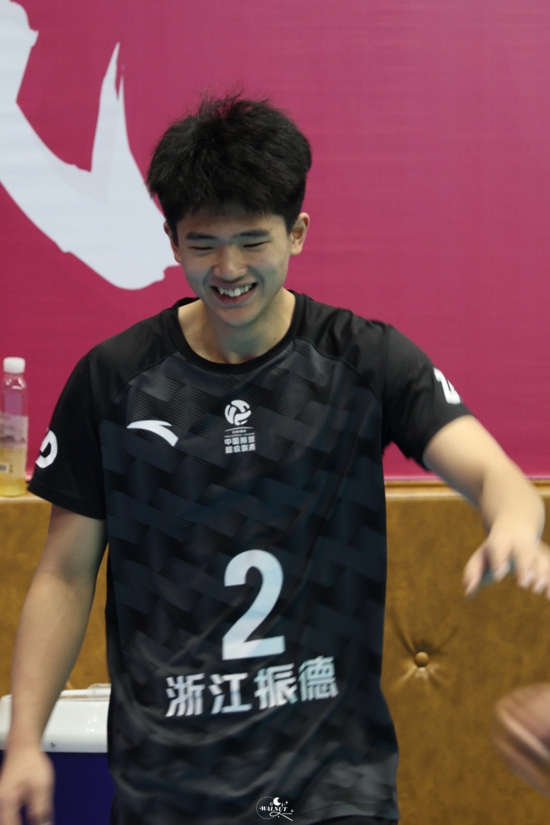 浙江男排  20251215 浙江🆚广东2号陈奕帆一款非常萌之的小孩笑起来暴露