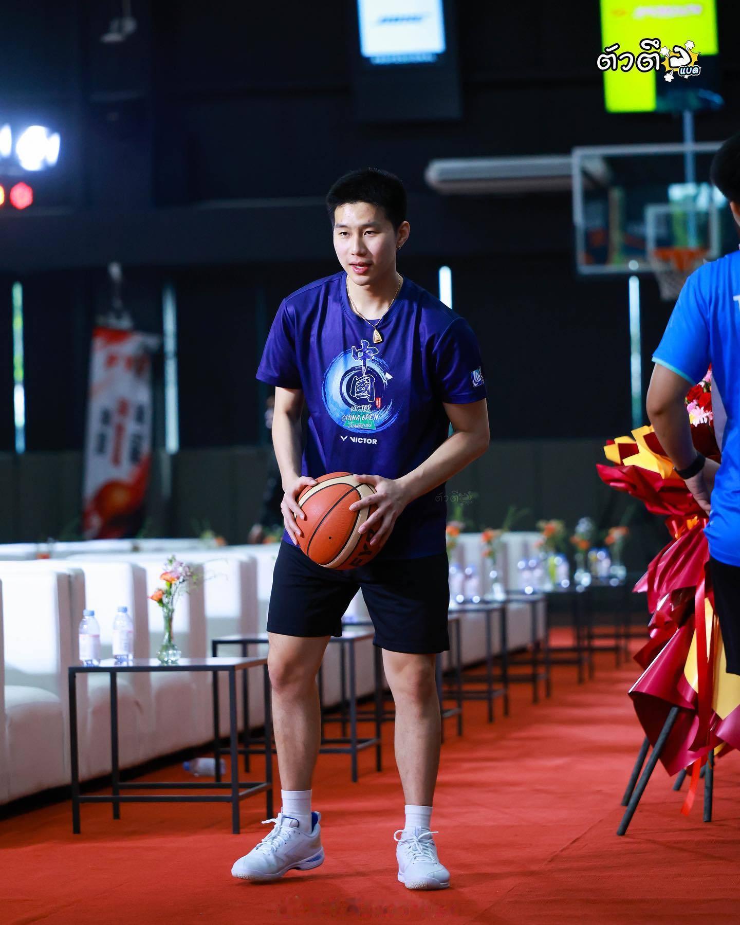 泰国🇹🇭羽坛双胞胎兄弟👬玩转篮球🏀也是有模有样羽毛球篮球