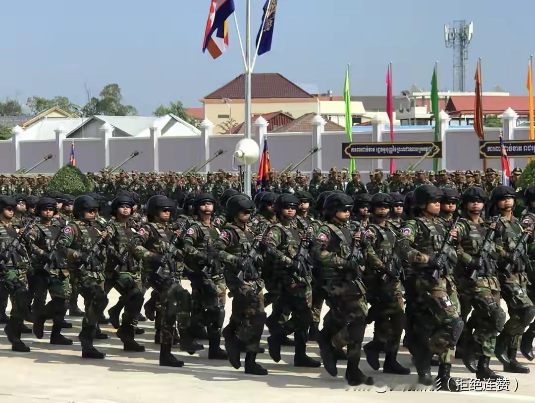 总台记者深入泰柬边境交火区探访
 
炮火撕裂边境清晨的宁静，BM-21火箭炮的轰