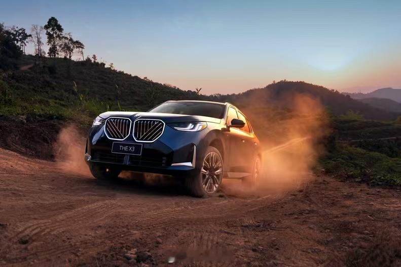 全新BMW X3长轴距版很可以！全系标配35项豪华配置。在西双版纳雨林秘境中，它