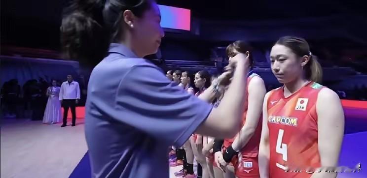 真是太不礼貌了！亚锦赛铜牌战日本女排3:0战胜伊朗女排赛后的颁奖仪式，前奥运会冠
