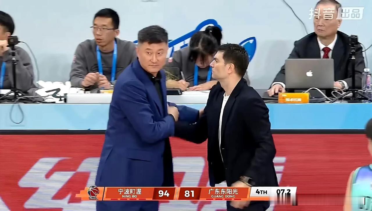 广东男篮爆冷81-94输给了宁波队，我们看看谁应该为失利负责？
1、徐杰，上场7