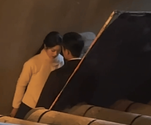 丞磊徐若晗新剧吻戏强制爱天花板非他俩莫属，路透里丞磊壁咚徐若晗强吻，动作霸道又深