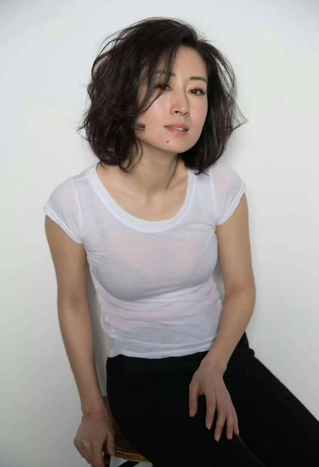 刘敏涛这白T恤杀疯了！慵懒卷毛裹出的身段，熟女韵味藏都藏不住
 
谁懂啊！刘敏涛