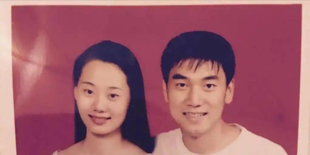 她只演过一部戏，却在人生剧本里写满传奇：90年代果断退圈，用两万块起家买下北京C