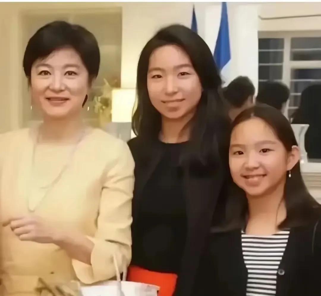 别可惜赵薇的美貌基因没遗传给女儿了，小四月在星二代里颜值还算是不错的。

你看蒋