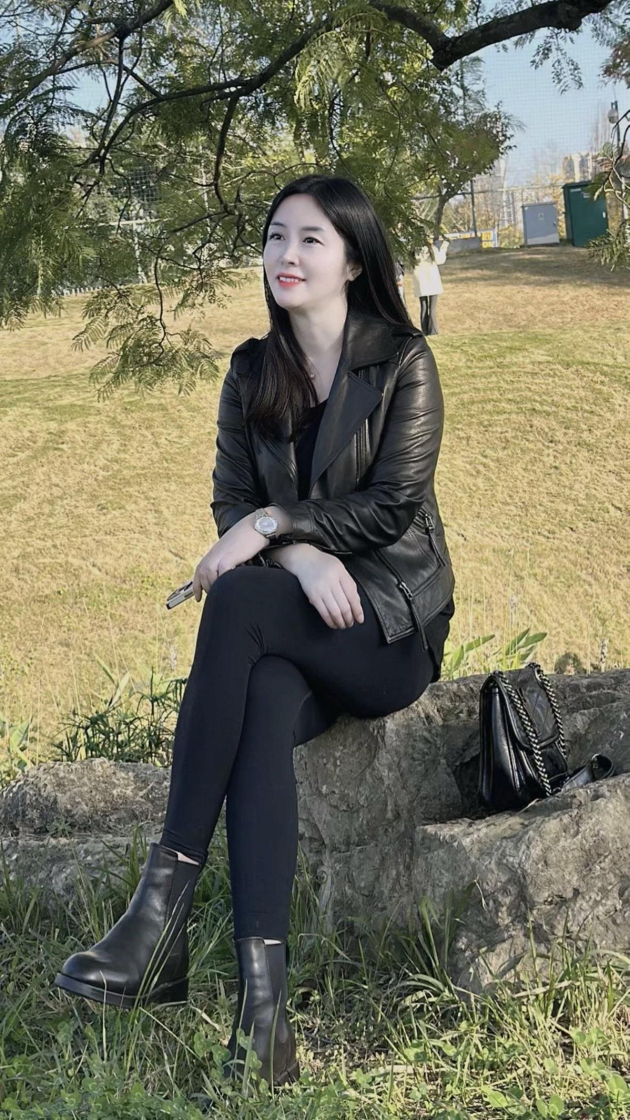 女生怎样穿才能显得身材好挺拔秋日野餐，黑皮夹克搭配，时尚又舒适。