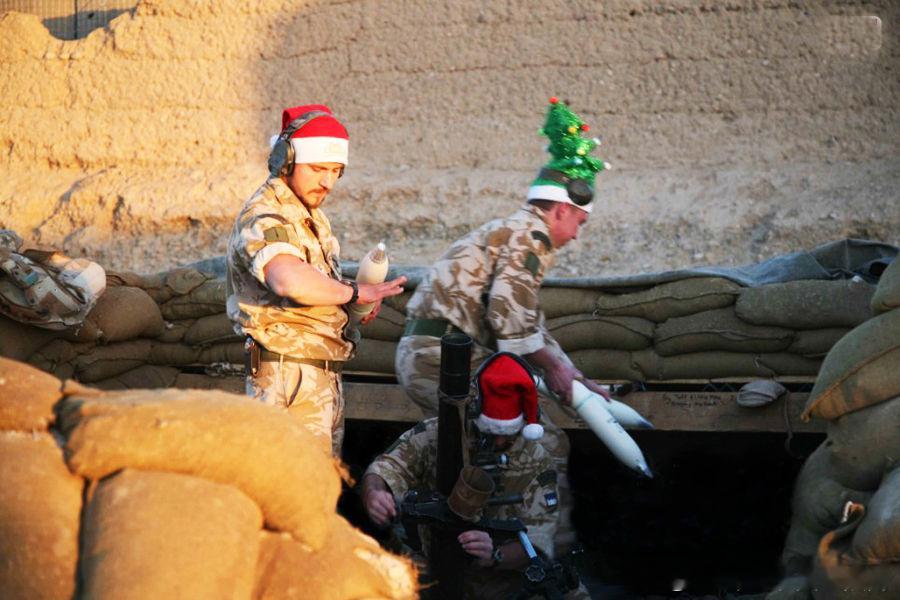 2008年12月23日，阿富汗赫尔曼德省，驻阿英军士兵的圣诞晚会被塔利班的袭击打