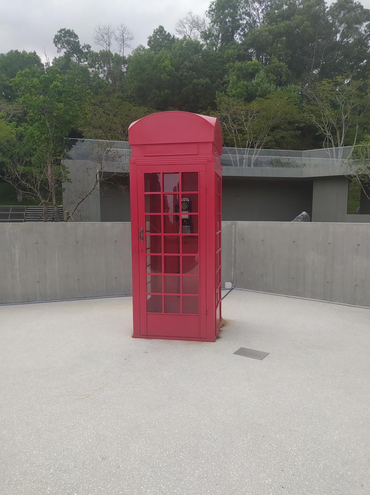 几十年前大街上有这种电话亭，随着手机的普及，早就没有了电话亭。