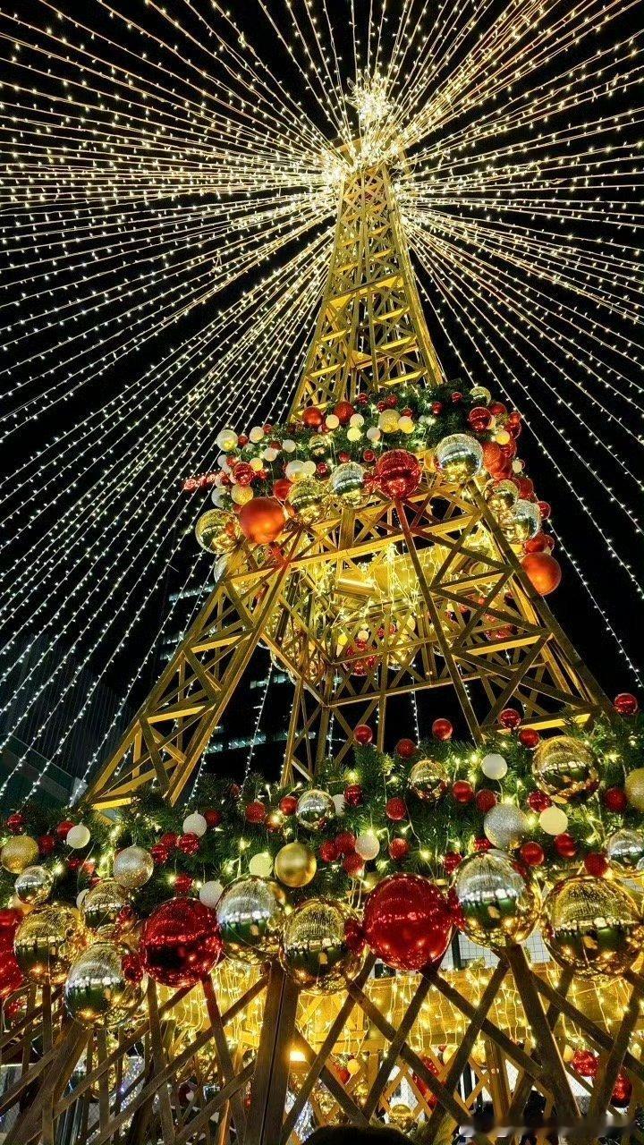 北京的法式节日浪漫有多绝 国贸高端酒店玩出混搭新花样，圣诞下午茶配非遗烤鸭，甜咸