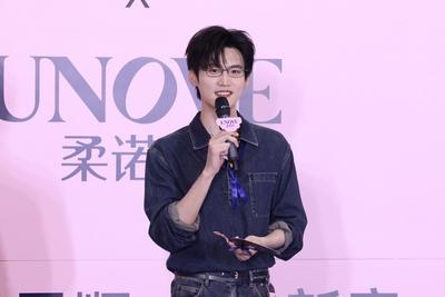 周柯宇与周深
两人最近都现身上海出席活动 
周柯宇穿牛仔套装
时尚经典且减龄
周