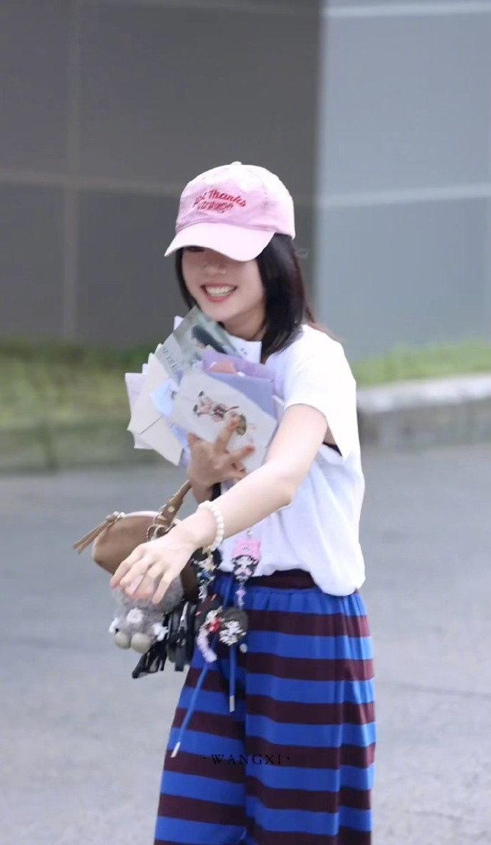 赵今麦活动现场双手捧着粉丝递来的信件，弯腰鞠躬致意，把每一份心意都郑重接住。真诚
