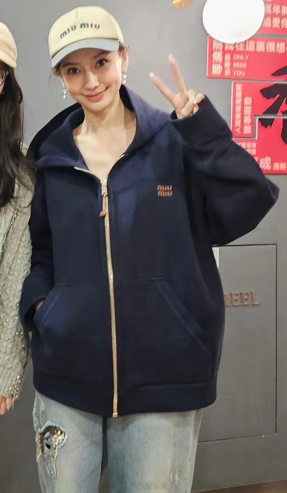Angelababy与网友合影，气质这一块稳稳拿捏，状态好到看不出来是35岁的年